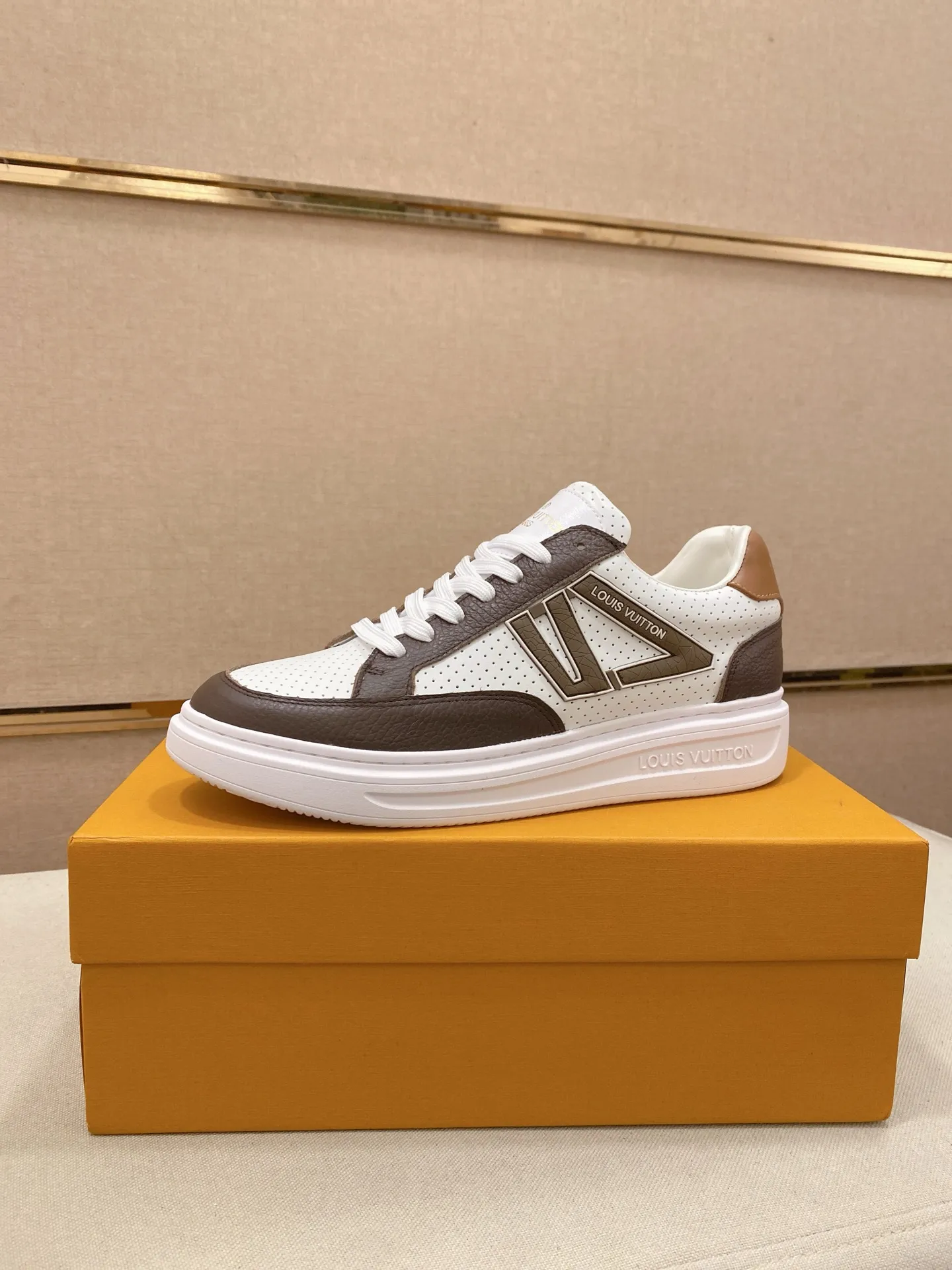 Men's shoes 💰: 420💰🎉🎉LV~Louis Vuitton trendy men's shoes New shipments Latest matching The same style as the official website Super high quality Hot sales of the season [strong] [strong] [strong] Selected first-layer cowhide, comfortable cowhide lining, original last, comfortable on the foot, wear-resistant rubber outsole Size number: 38-44.